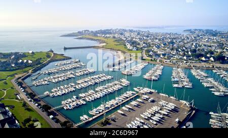 Vue aérienne du port du Crouesty à Arzon (Bretagne, nord-ouest de la France): voiliers amarrés à des pontons Banque D'Images