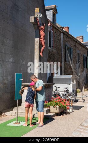 SAINT-SULIAC, FRANCE - 5 AOÛT 2018 : le père et la fille jouent au jeu d'antiquités lors d'un festival traditionnel dans un village de pêcheurs breton Banque D'Images