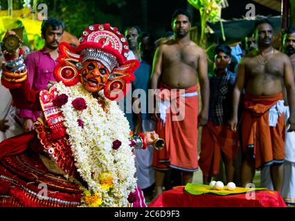 Nagakaali Theyyam | forme d'art rituel du Kerala, Thirra ou Theyyam thira est une danse rituelle exécutée dans 'Kaavu'(grove) et les temples du Kerala, Inde Banque D'Images