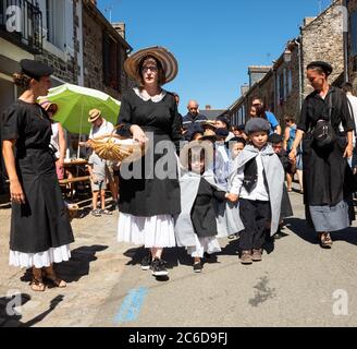 SAINT-SULIAC, FRANCE - 5 AOÛT 2018 : les petits enfants en procession à la fête traditionnelle qui plonge ce village de pêcheurs breton au début des années 1900. Banque D'Images