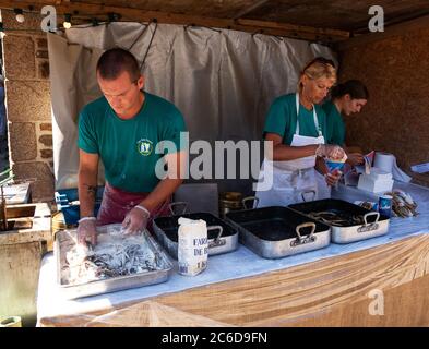 SAINT-SULIAC, FRANCE - 5 AOÛT 2018 : stand de nourriture avec spécialité locale (sardines frites) au festival traditionnel plongeant ce village de pêcheurs breton e Banque D'Images