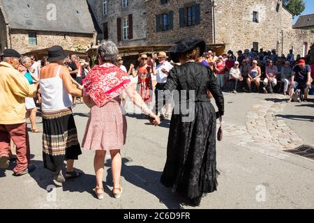 SAINT-SULIAC, FRANCE - 5 AOÛT 2018 : danse sur place pendant le festival traditionnel qui plonge ce village de pêcheurs breton au début des années 1900. Banque D'Images