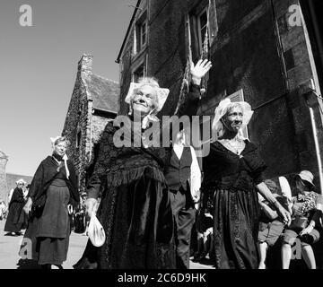 SAINT-SULIAC, FRANCE - 5 AOÛT 2018 : des personnes âgées en procession lors d'un festival traditionnel plongent ce village de pêcheurs breton au début des années 1900. Banque D'Images