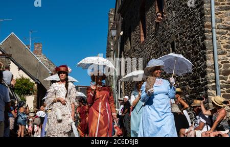 SAINT-SULIAC, FRANCE - 5 AOÛT 2018 : procession de femmes habillée à l'ancienne au festival traditionnel plongeant le village de pêcheurs breton au début des années 1900. Banque D'Images