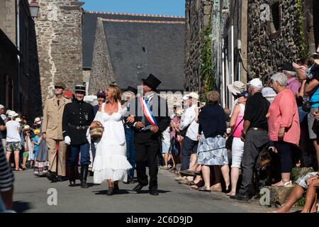 SAINT-SULIAC, FRANCE - 5 AOÛT 2018 : Maire et citoyens en procession lors d'un festival traditionnel qui a rafli ce village de pêcheurs breton au début Banque D'Images