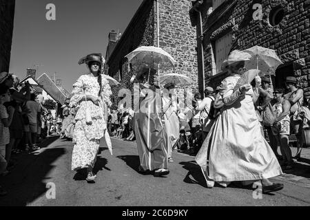 SAINT-SULIAC, FRANCE - 5 AOÛT 2018 : procession de femmes habillée à l'ancienne au festival traditionnel plongeant le village de pêcheurs breton au début des années 1900. Banque D'Images