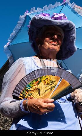 SAINT-SULIAC, FRANCE - 5 AOÛT 2018 : dame de haut rang à la procession lors d'un festival traditionnel qui plonge ce village de pêcheurs breton au début des années 1900. Cos Banque D'Images