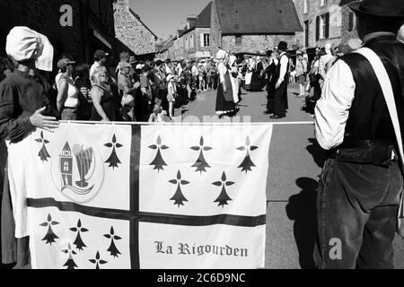 SAINT-SULIAC, FRANCE - 5 AOÛT 2018 : danse pendant la procession lors d'un festival traditionnel qui plonge ce village de pêcheurs breton au début des années 1900. Typique Banque D'Images