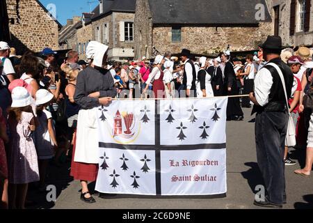 SAINT-SULIAC, FRANCE - 5 AOÛT 2018 : danse pendant la procession lors d'un festival traditionnel qui plonge ce village de pêcheurs breton au début des années 1900. Banque D'Images