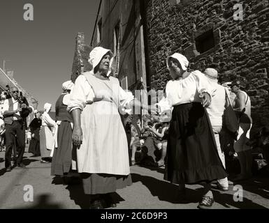 SAINT-SULIAC, FRANCE - 5 AOÛT 2018 : des personnes âgées dansant à la procession lors d'un festival traditionnel plongent ce village de pêcheurs breton au début des années 1900. Banque D'Images