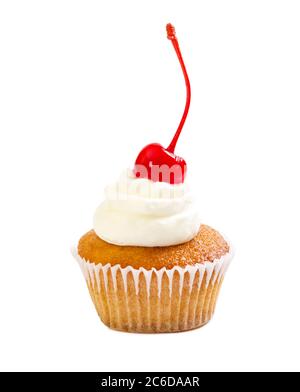 Muffin à la crème et à la cerise maraschino isolé sur fond blanc Banque D'Images