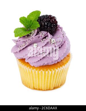 Cupcake aux mûres fraîches, à la menthe et à la boule d'argent parsemé de blanc. Banque D'Images