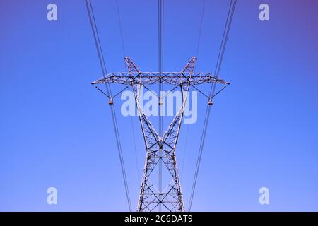 Pylône métallique de ligne électrique avec câbles haute tension. Banque D'Images