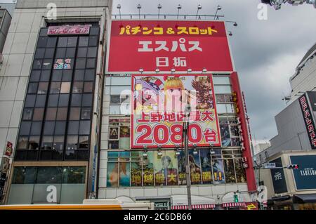 D'un panneau d'emplacement et de Pachinko Salle d'arcade à Ueno à Tokyo Japon 2016 Banque D'Images