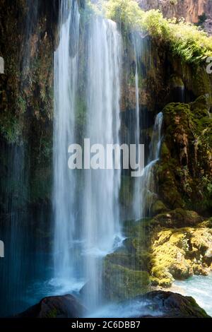 Eau cristalline de cascade à longue exposition. Cascade de Yerkopru, rivière Ermenek, Mut, province de Mersin, Turquie Banque D'Images