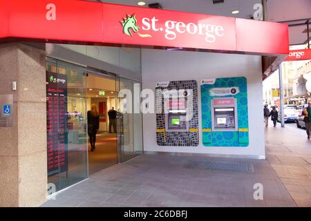Banque St George les GAB autochtones appuient la semaine NAIDOC à l'extérieur de la succursale, à l'angle de Market Street et Pitt Street à Sydney. Banque D'Images