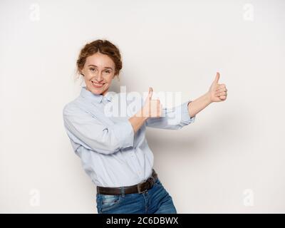 Une femme âgée heureuse montre le pouce et le sourire Banque D'Images