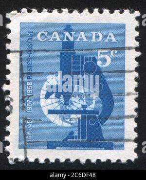 CANADA - VERS 1958 : timbre imprimé par le Canada, montre Microscope et Globe, vers 1958 Banque D'Images