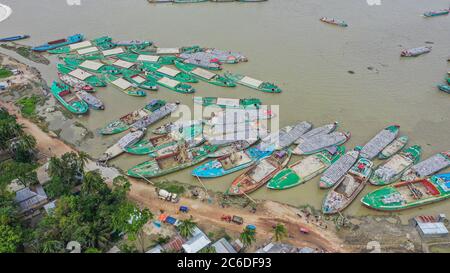 Dhaka, Dhaka, Bangladesh. 9 juillet 2020. (Note de la rédaction: Image prise avec un drone.).les navires cargo ancrés à Lauhajang à Munshiganj transportent du sable pour la reconstruction d'un remblai dans une zone endommagée par les eaux de crue de l'eau de Padma, en périphérie de Dhaka, au Bangladesh, le 09 juillet 2020. Crédit: Zabed Hasnain Chowdhury/ZUMA Wire/Alay Live News Banque D'Images