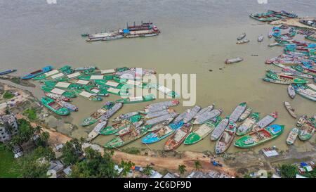 Dhaka, Dhaka, Bangladesh. 9 juillet 2020. (Note de la rédaction: Image prise avec un drone.).les navires cargo ancrés à Lauhajang à Munshiganj transportent du sable pour la reconstruction d'un remblai dans une zone endommagée par les eaux de crue de l'eau de Padma, en périphérie de Dhaka, au Bangladesh, le 09 juillet 2020. Crédit: Zabed Hasnain Chowdhury/ZUMA Wire/Alay Live News Banque D'Images