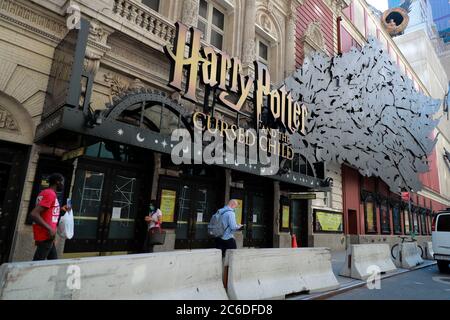Washington, DC, États-Unis. 29 juin 2020. Les piétons marchent devant un théâtre de Broadway fermé à New York, aux États-Unis, le 29 juin 2020. Crédit : Wang Ying/Xinhua/Alay Live News Banque D'Images