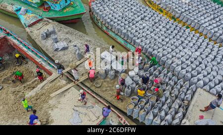Dhaka, Dhaka, Bangladesh. 9 juillet 2020. (Note de la rédaction: Image prise avec un drone.).les navires cargo ancrés à Lauhajang à Munshiganj préparent un sac de sable pour réparer le remblai conçu pour protéger leur île de l'érosion des rivières et des eaux de crue de la Padma, en périphérie de Dhaka, au Bangladesh, le 09 juillet 2020. Crédit: Zabed Hasnain Chowdhury/ZUMA Wire/Alay Live News Banque D'Images
