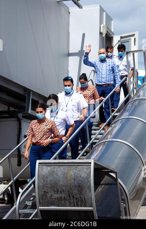 Ukraine, Kiev - 8 juillet 2020 : personnel - capitaines, pilotes et agents de bord sous masques médicaux. Avion de passagers Boeing 737-800 flydubai Airlines Banque D'Images