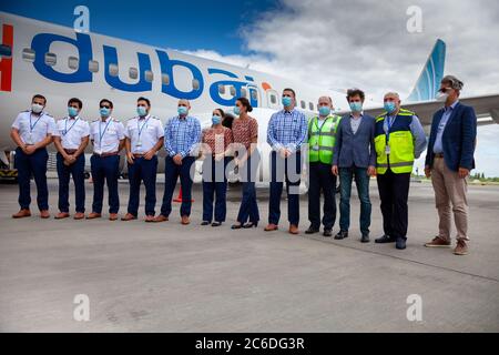 Ukraine, Kiev - 8 juillet 2020 : personnel - capitaines, pilotes et agents de bord sous masques médicaux. Avion de passagers Boeing 737-800 flydubai Airlines Banque D'Images