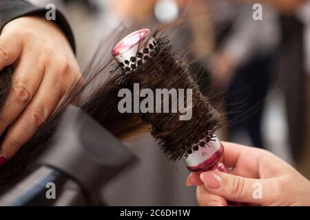 Coiffeur pour boucles avec sèche-cheveux et brosse Banque D'Images