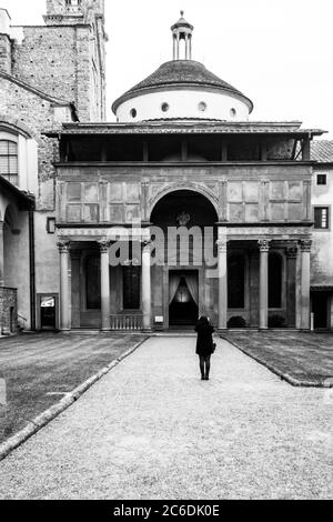 Florence, Italie. La chapelle Pazzi, conçue par Filippo Brunelleschi en 1429, est située dans le premier cloître de l'église Santa Croce, avec vue extérieure Banque D'Images