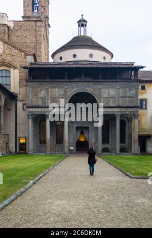 Florence, Italie. La chapelle Pazzi, conçue par Filippo Brunelleschi en 1429, est située dans le premier cloître de l'église Santa Croce, avec vue extérieure Banque D'Images