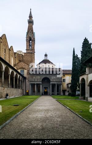 Florence, Italie. La chapelle Pazzi, conçue par Filippo Brunelleschi en 1429, est située dans le premier cloître de l'église Santa Croce, avec vue extérieure Banque D'Images