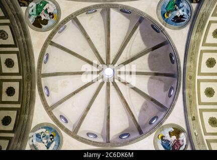 Florence, Italie, 2016. La chapelle Pazzi dans le premier cloître de l'église Santa Croce vue de l'intérieur vers son dôme Banque D'Images