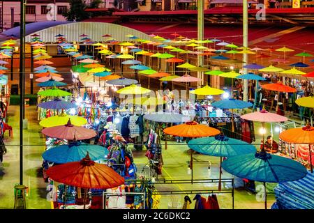 Bazar nocturne de Chiang Mai, Chiang Mai, Thaïlande Banque D'Images