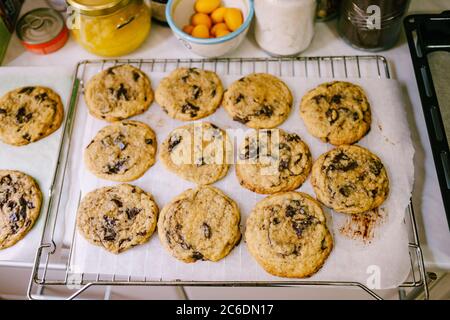 Gros plan de biscuits américains prêts à l'emploi avec chapelure de chocolat sur le lot de cuisson avec du papier. Banque D'Images