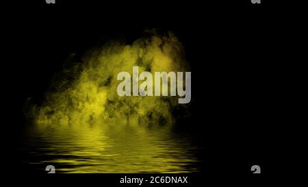 Brume côtière . Fumée jaune sur la rive . Réflexion dans l'eau. Banque D'Images