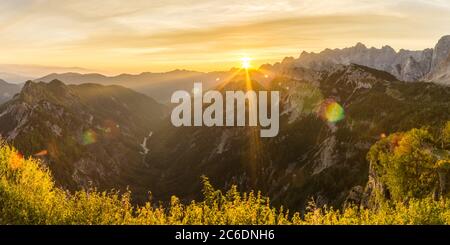 Un lever de soleil incroyable dans les montagnes. Rétroéclairage avec de magnifiques reflets et des rayons de soleil. Panorama Alpes Juliennes, Parc national de Triglav, Slovénie Banque D'Images