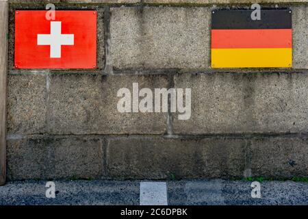 Le poste frontière de la Suisse à l'Allemagne avec des drapeaux et une ligne sur le pont de Laufenburg Banque D'Images