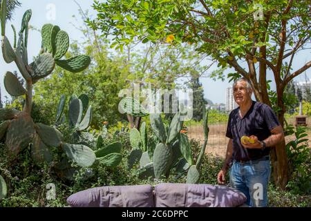Un agriculteur israélien inspecte ses terres agricoles photographiées à Haniel [un moshav dans le centre d'Israël. Situé dans la plaine de Sharon près de Netanya et Kfar Yona], I Banque D'Images