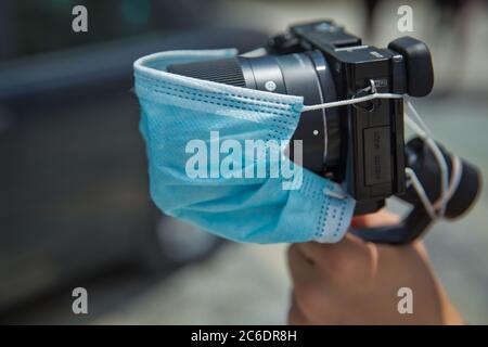 Opérateur de nacelle avec équipament noir - stabilisateur et caméra de cinéma . Un homme non identifié tenant la nacelle un stabilisateur de caméra . Homme tenant la nacelle Banque D'Images