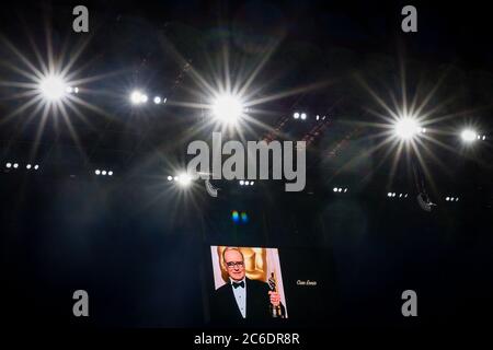 Milan, Italie - 07 juillet 2020 : une photo du regretté compositeur italien Ennio Morricone est exposée dans son hommage avant le match de football de la série A entre l'AC Milan et le Juventus FC. AC Milan a remporté 4-2 victoires sur Juventus FC. Crédit: Nicolò Campo/Alay Live News Banque D'Images