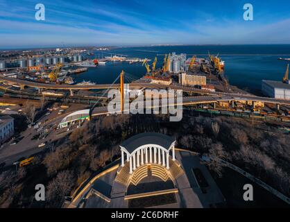 Photo panoramique de drone de port Odessa Ukraine à la journée ensoleillée Banque D'Images