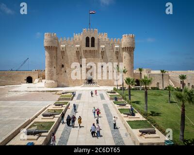 Alexandrie, Egypte, juin 2020, la citadelle de quai avec quelques touristes après réouverture Banque D'Images