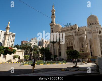 Une mosquée à Alexandrie avec un grand minaret Banque D'Images