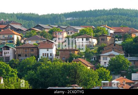 vieux village moderne en montagne au printemps Banque D'Images