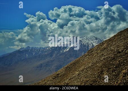 vue panoramique sur les montagnes avec un ciel bleu et des nuages au-dessus. Banque D'Images