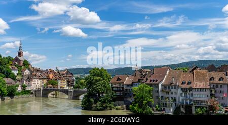 Laufenburg, AG / Suisse - 4 juillet 2020 : vue panoramique de la ville frontalière idyllique de Laufenburg sur le Rhin, dans le nord de la Suisse Banque D'Images