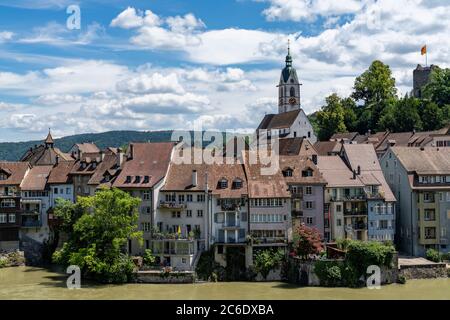 Laufenburg, AG / Suisse - 4 juillet 2020 : vue sur la ville frontalière idyllique de Laufenburg sur le Rhin, dans le nord de la Suisse Banque D'Images