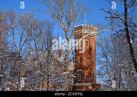 Ramon, Russie - 7 janvier 2019 : château néogothique d'Oldenburg dans le parc d'hiver, Voronezh, Russie Banque D'Images