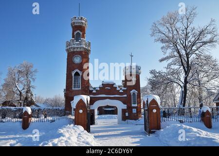 Ramon, Russie - 7 janvier 2019 : entrée dans le château néogothique d'Oldenburg, en hiver, Voronezh, Russie Banque D'Images